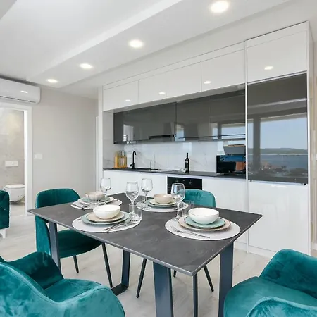 Sunny Day Luxury Apartment